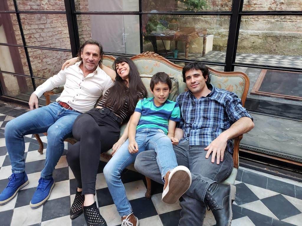 Luis y sus tres hijos, Nicole, Lucas y Marcelo Luis y sus tres hijos, Nicole, Lucas y Marcelo