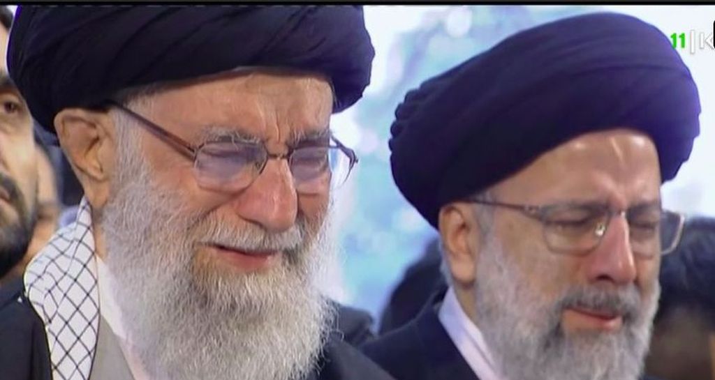 El líder supremo de Irán Ali Khamenai, en el funeral (Foto: Captura de pantalla del Canal 11 de la tv israelí KAN, de la transmisión en directo de tv iraní)