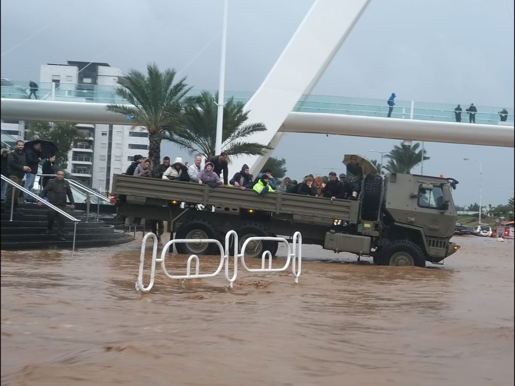 Civiles rescatados por el ejército en Naharia (Foto: Dover Tzahal) Civiles rescatados por el ejército en Naharia (Foto: Dover Tzahal)
