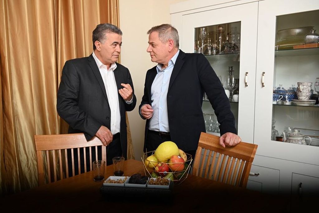 El laborista Amir Peretz (izquierda) y Nitzan Horowitz de Meretz, unidos por primera vez (Foto: Facebook) El laborista Amir Peretz (izquierda) y Nitzan Horowitz de Meretz, unidos por primera vez (Foto: Facebook)