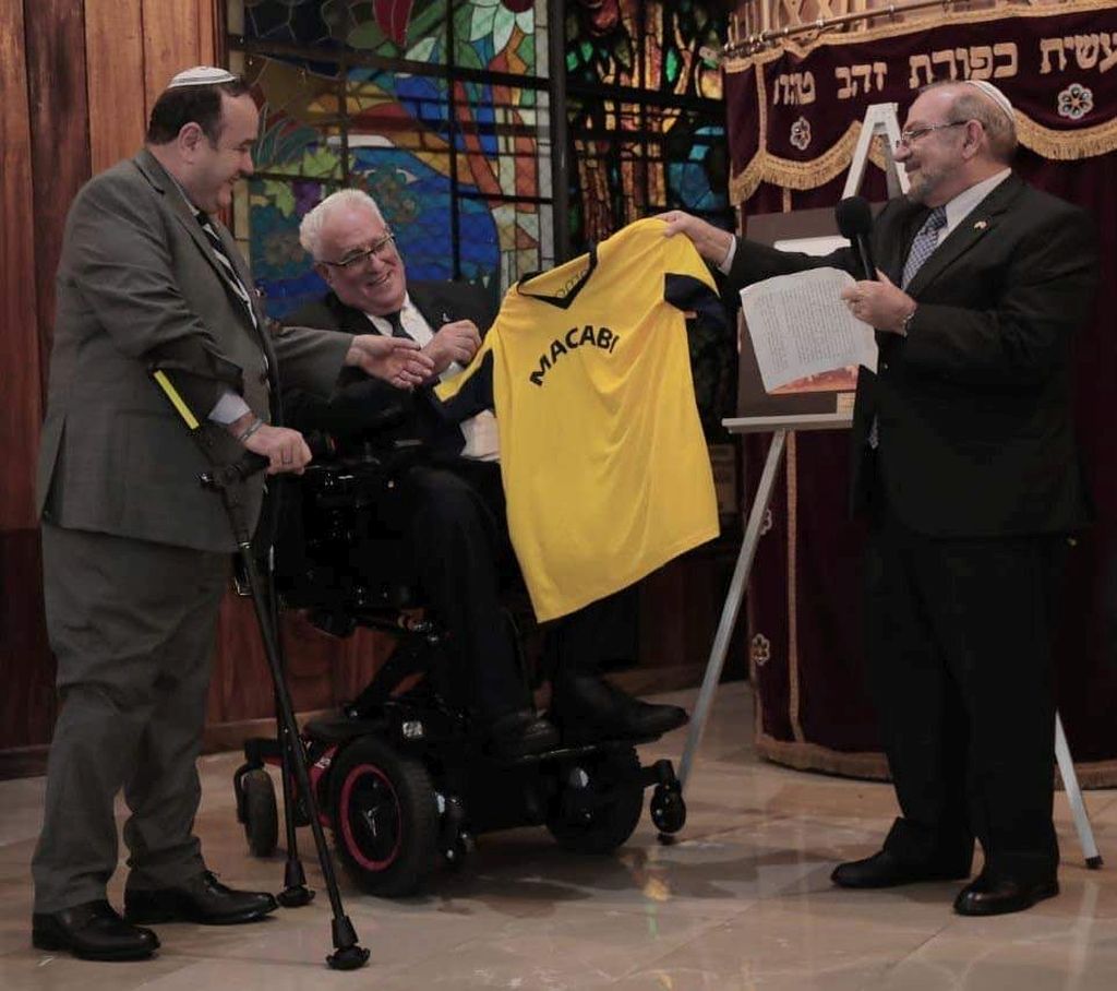 Presidente Giammattei recibe fotografía y camiseta del Presidente de la Comunidad Judía de Guatemala Sr. Moisés Beer, de cuando su Padre jugaba en el equipo de Softball del movimiento juvenil de la Comunidad Judía de Guatemala, "Macabi". 