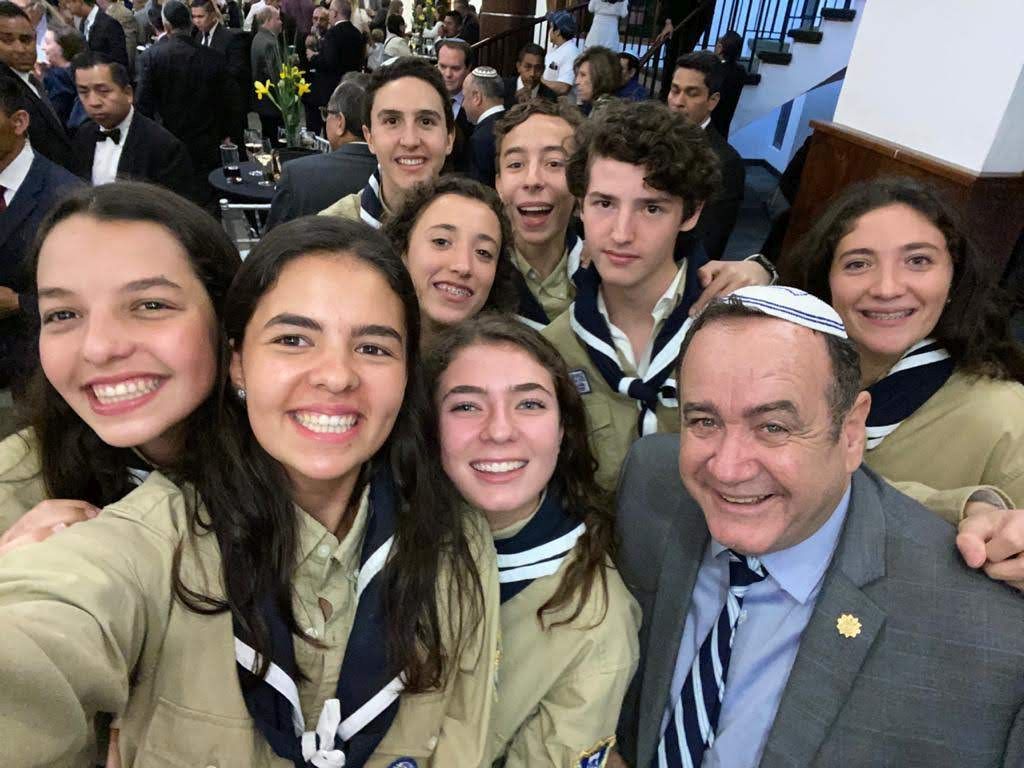 El Presidente junto a jóvenes de "Macabi"