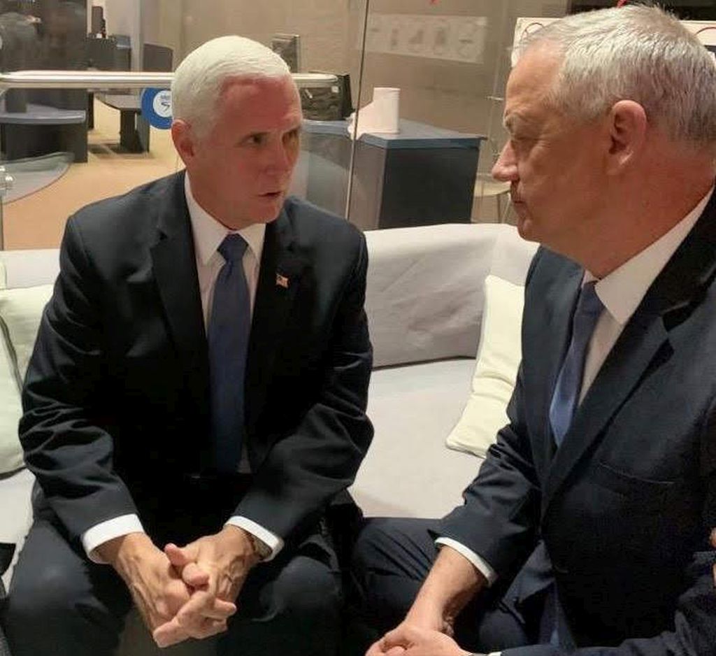 Mike Pence con Beni Gantz (Foto: Kajol Lavan)