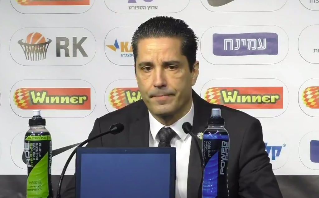 Giannis Sfairopoulos el DT de Maccabi Tel Aviv Giannis Sfairopoulos el DT de Maccabi Tel Aviv