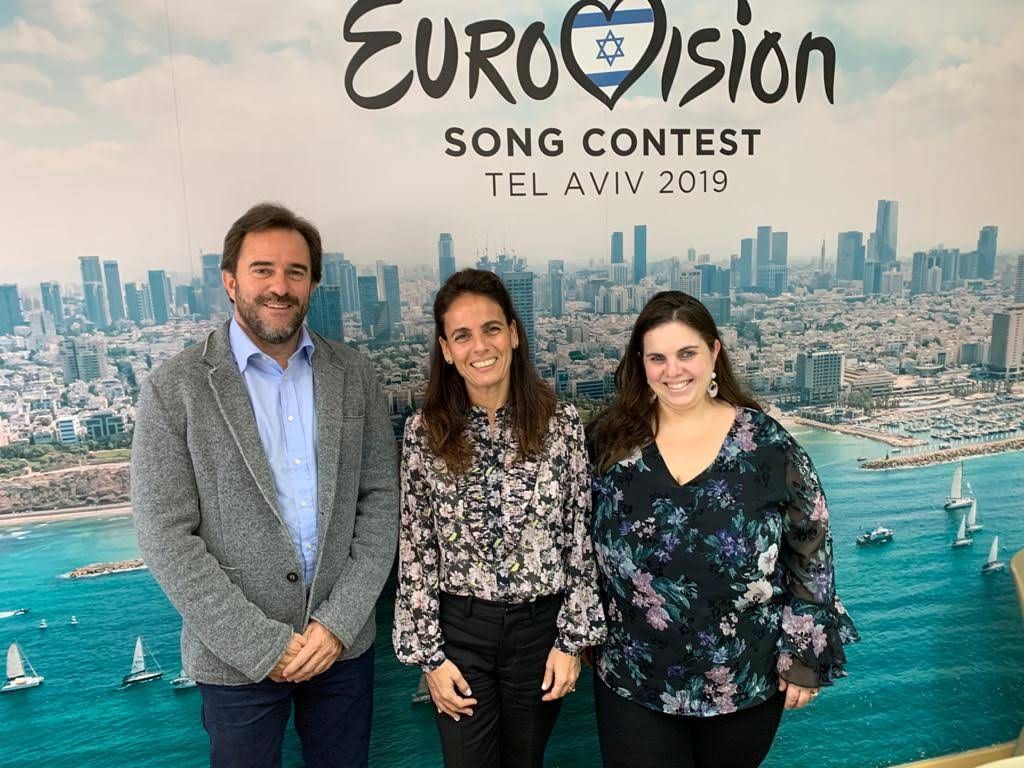 Con autoridades municipales de Tel Aviv. De fondo, el recuerdo de un hecho que fue un histo histórico para Tel Aviv, su condición de ciudad anfitriona del festival europeo de la canción Eurovision el año pasado, debido a que el año anterior, la ganadora en Eurovision Lisboa, fue la israelí Netta Barzilai