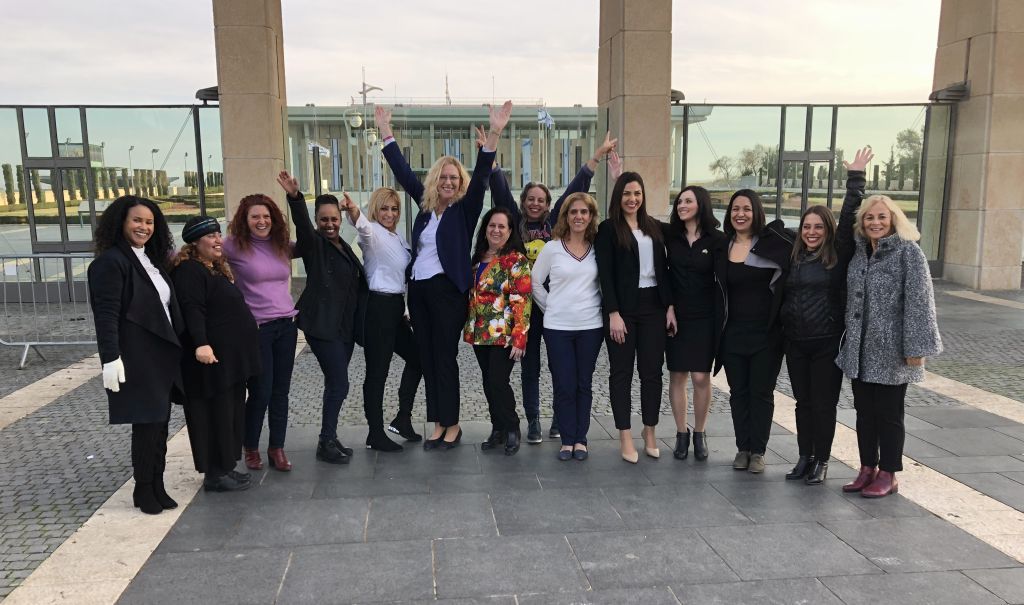 Algunas de las mujeres de la lista, con la Kneset de fondo, después de registrar al nuevo partido
