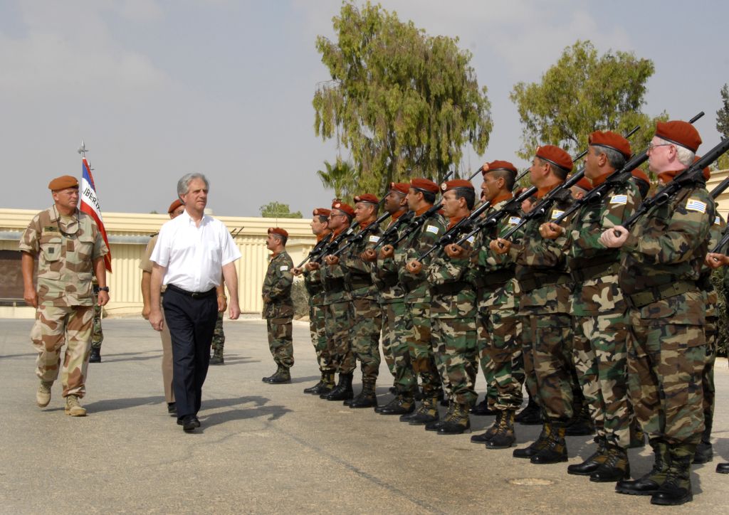 El Dr.Tabaré Vázquez, en su primer período como Presidente de la República, pasando revista a las tropas del contingente uruguayo en el Sinaí (Foto: Presidencia) El Dr.Tabaré Vázquez, en su primer período como Presidente de la República, pasando revista a las tropas del contingente uruguayo en el Sinaí (Foto: Presidencia)