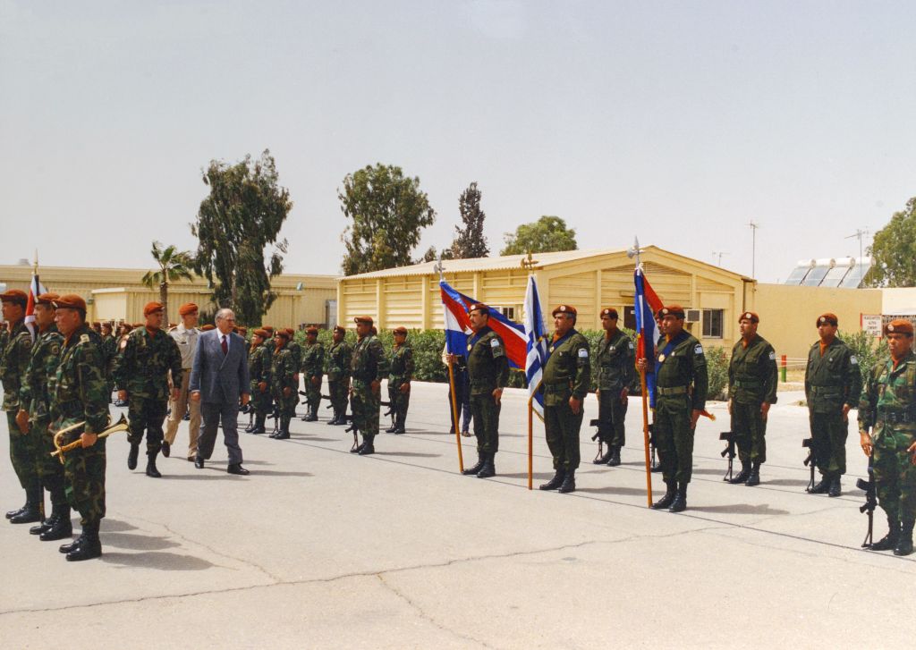 También el entonces Presidente Dr.Julio María Sanguinetti visitó a las tropas uruguayas en la Fuerza Multinacional en el Sinaí (Foto: Presidencia)