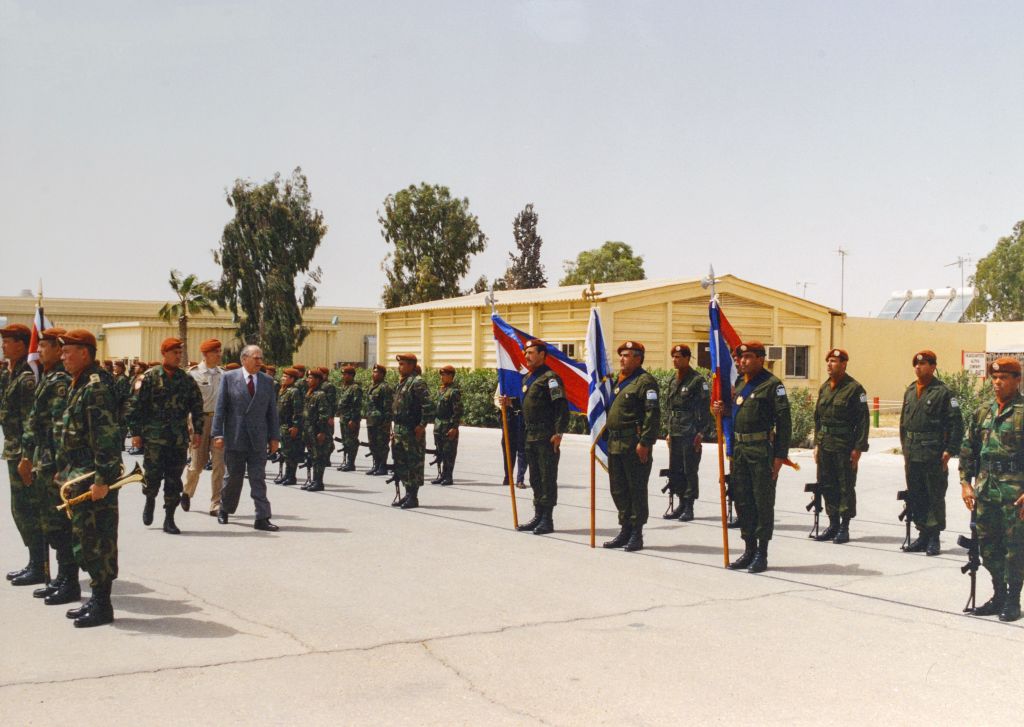 También el entonces Presidente Dr.Julio María Sanguinetti visitó a las tropas uruguayas en la Fuerza Multinacional en el Sinaí (Foto: Presidencia) También el entonces Presidente Dr.Julio María Sanguinetti visitó a las tropas uruguayas en la Fuerza Multinacional en el Sinaí (Foto: Presidencia)