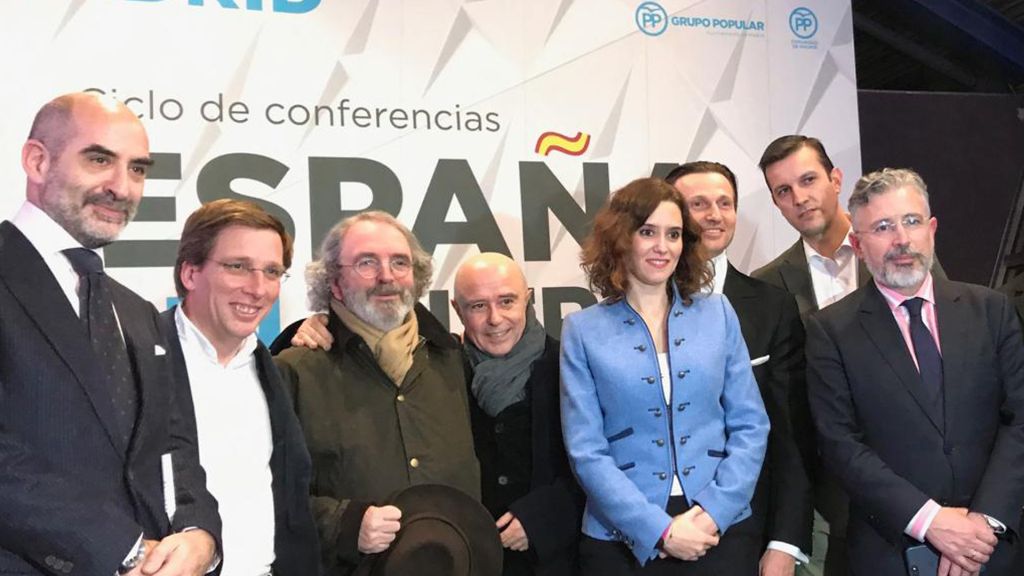 Ángel Mas junto al Alcalde de Madrid, José Luis Martínez-Almeida (a su lado, segundo a la izquierda) y, a la presidenta de la Comunidad Autónoma de Madrid, Isabel Díaz Ayuso. (Foto: Gentileza ACOM)