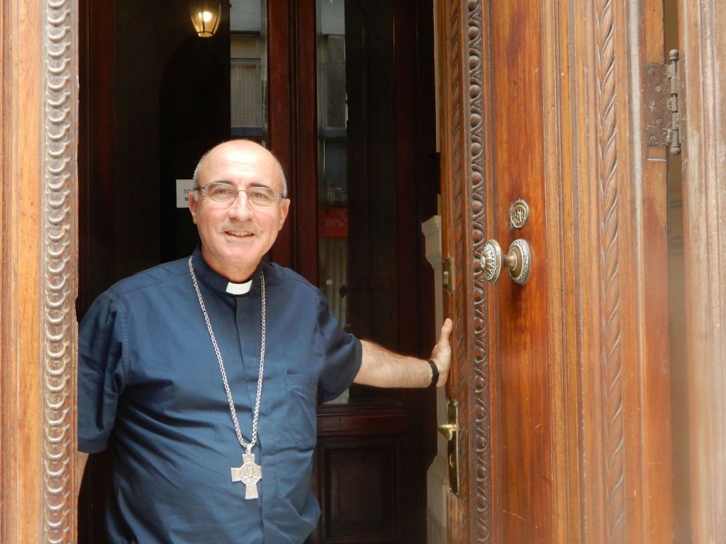 El Cardenal Daniel Sturla, a la entrada del Arzobispado en la calle Treinta y Tres