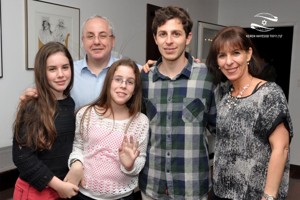 Sergio y su esposa Yael desean transmitir vivencias especiales a sus hijas. Aquí, también tuvieron de conocer directamente al protatonista de un capítulo singular de la historia de Israel, el ex soldado Gilad Shalit, que tuvo secuestrado por Hamas 5 años en Gaza, que visitó hace unos años Montevideo Sergio y su esposa Yael desean transmitir vivencias especiales a sus hijas. Aquí, también tuvieron de conocer directamente al protatonista de un capítulo singular de la historia de Israel, el ex soldado Gilad Shalit, que tuvo secuestrado por Hamas 5 años en Gaza, que visitó hace unos años Montevideo