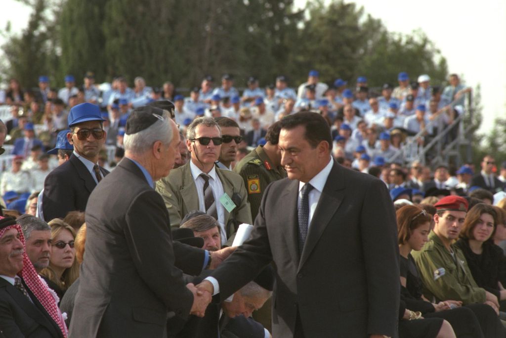 Mubarak saluda a Shimon Peres en el funeral de Itzjak Rabin en Jerusalem, 6.11.95 (Foto: Moshe Milner, GPO)