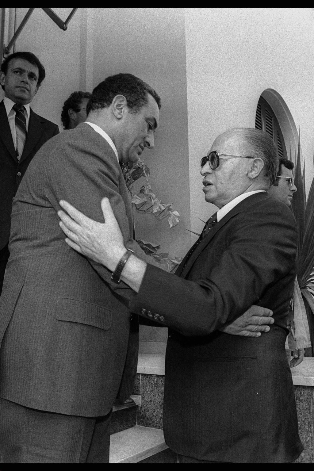 Mubarak recibe al Primer Ministro de Israel Menajem Begin en El Cairo,que viajó al funeral del asesinado Presidente Anwar el-Sadat , 9.10.81 (Foto: Herman Hanania, GPO)