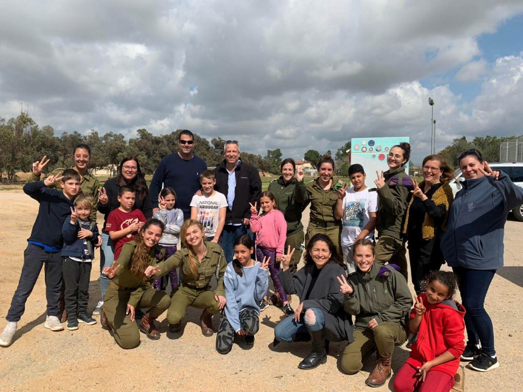 Gadi Yarkoni, con los lentes levantados, junto a soldados y habitantes de Eshkol