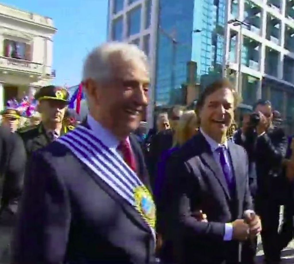 Del brazo, al lugar del acto, junto a la estatua del Prócer nacional ((Foto: Captura de pantalla de Teledoce, transmisión en vivo) Del brazo, al lugar del acto, junto a la estatua del Prócer nacional ((Foto: Captura de pantalla de Teledoce, transmisión en vivo)