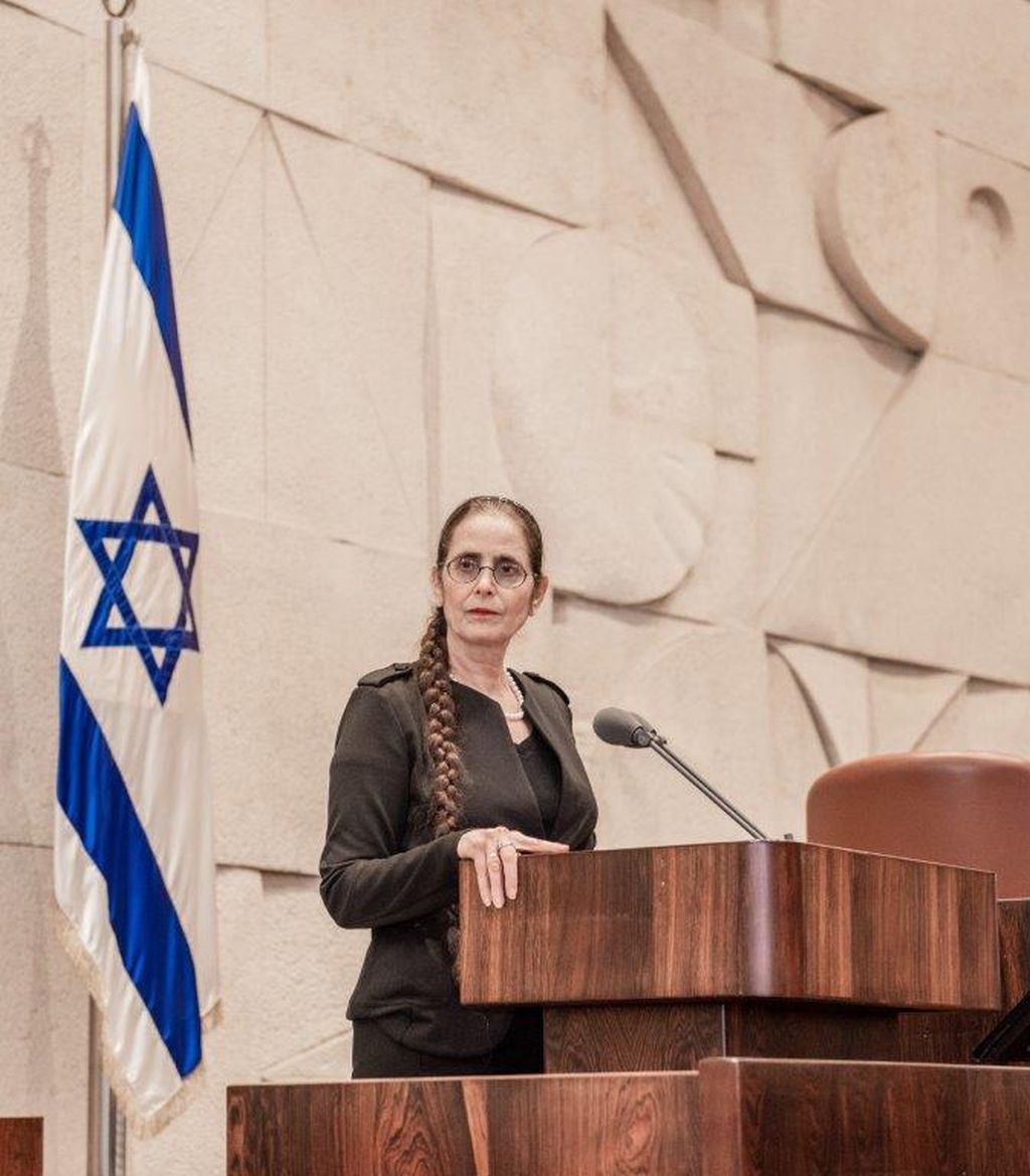 Anat Berko en el podio de oradores en a Kneset, cuando era diputada