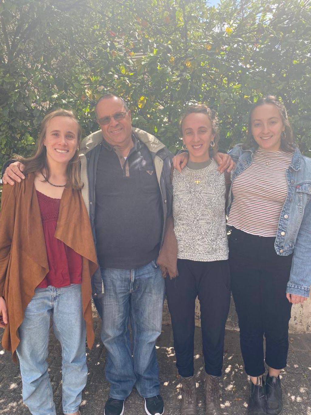 Daniel y sus tres hijas. De izquierda a derecha: Shir, Daniel, Shani y Amit Daniel y sus tres hijas. De izquierda a derecha: Shir, Daniel, Shani y Amit