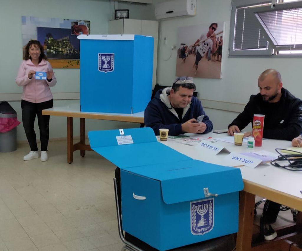 Janet votando hoy en Nir Itzjak