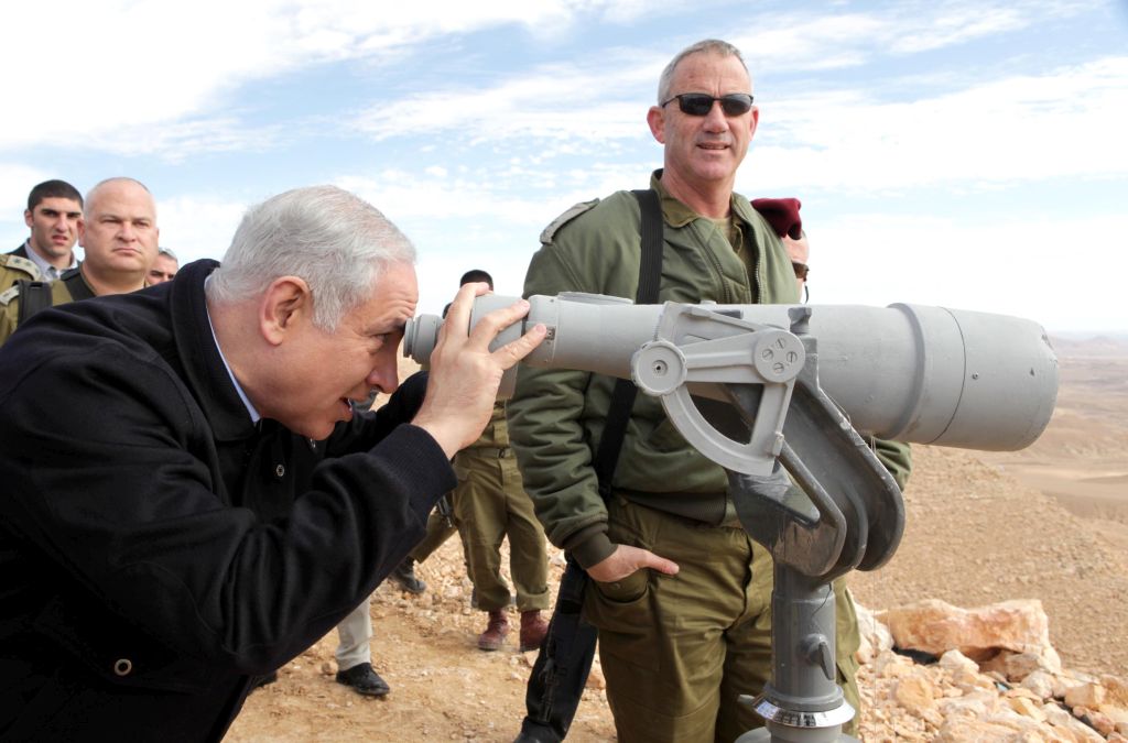 Juntos en el terreno, Netanyahu como Primer Ministro y Gantz como jefe de Tzahal. (Foto: Ariel Jerozolimski)