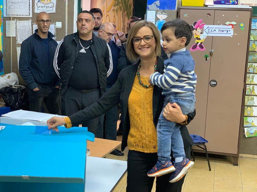 La diputada Hiba Yazbek votando