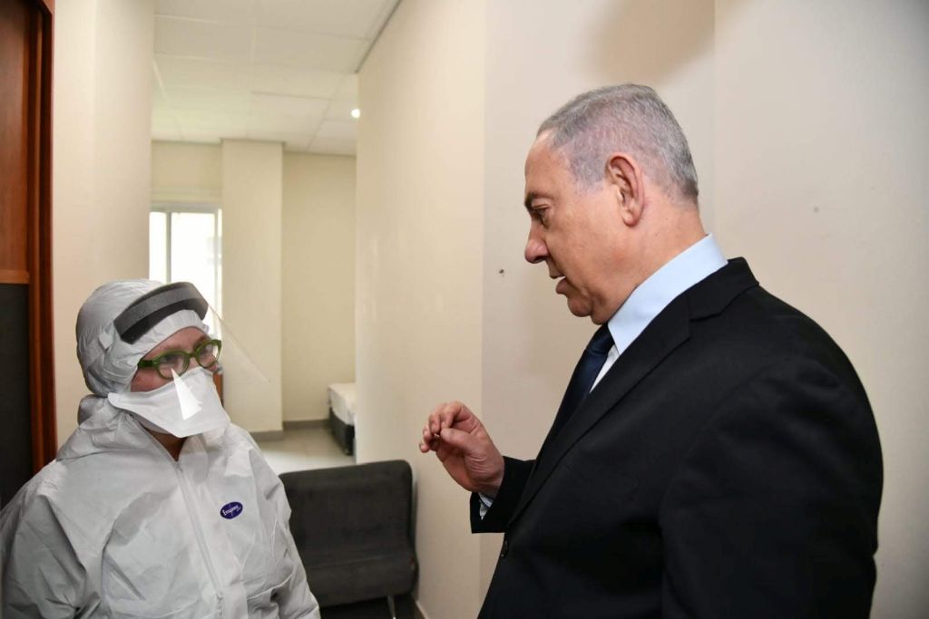 Hace varios días, Netanyahu recibiendo explicaciones en el Hospital Sheba Tel Hashomer sobre cómo se estaba atendiendo a los internados en aislamiento por contagio del virus Corona