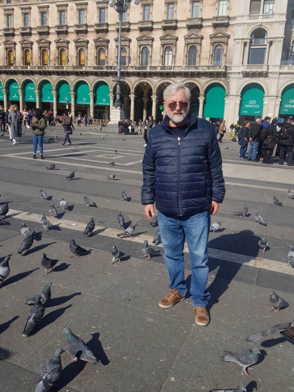 Sergio, sin máscara, en el paseo en Italia Sergio, sin máscara, en el paseo en Italia