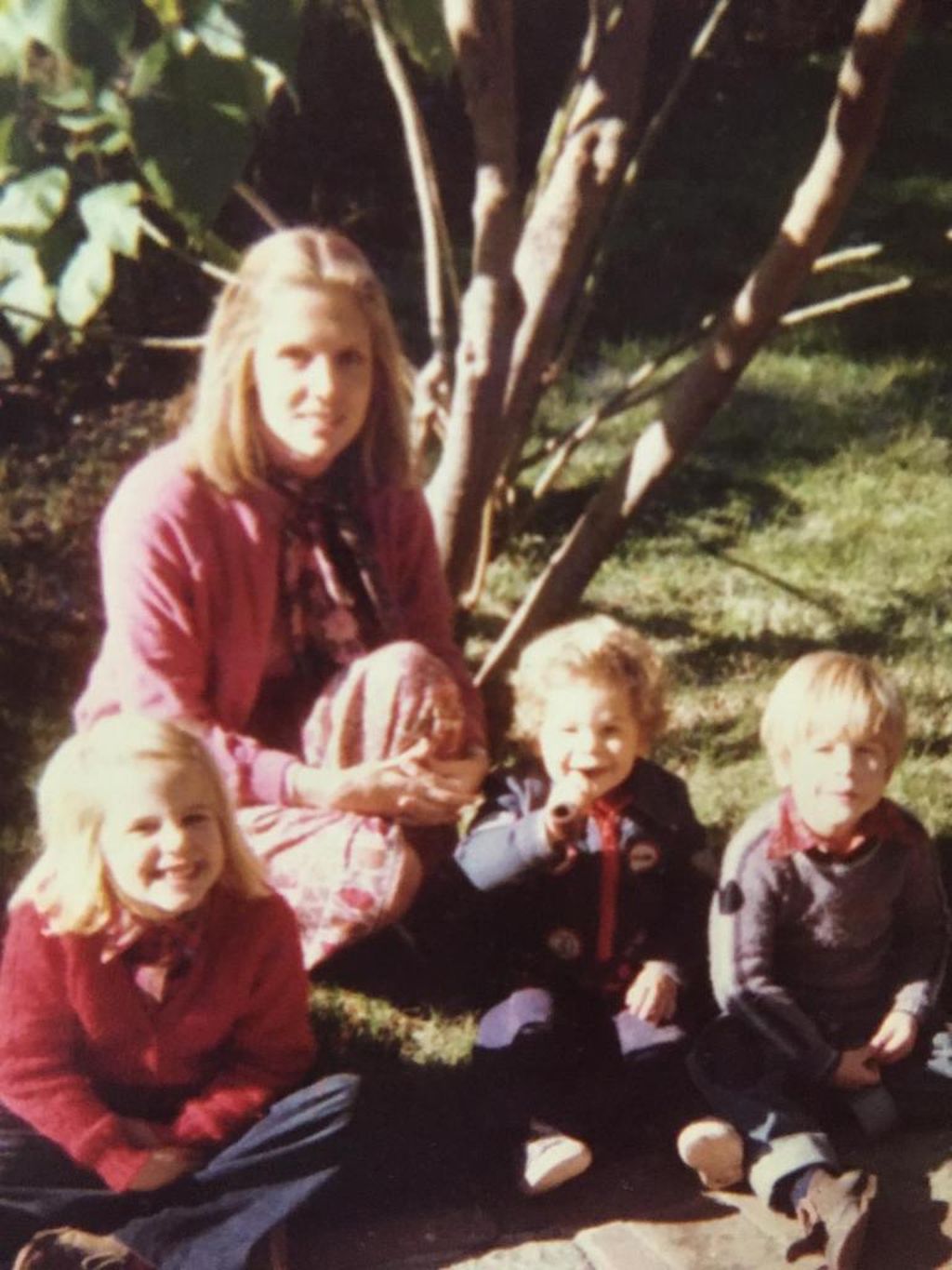 Julita y sus tres hijos, de niños: Pilar, Juan y Luis Julita y sus tres hijos, de niños: Pilar, Juan y Luis