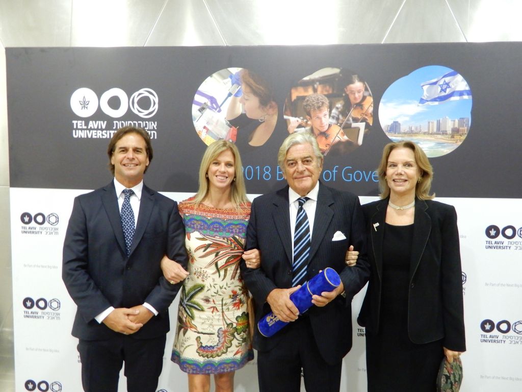 En el 2018, el ex Presidente Lacalle fue galardonado con el título Doctor Honoris Causa de la Universidad de Tel Aviv. Viajó a la ceremonia con su esposa Julia, su hijo el entonces pre-candidato y su nuera Loli En el 2018, el ex Presidente Lacalle fue galardonado con el título Doctor Honoris Causa de la Universidad de Tel Aviv. Viajó a la ceremonia con su esposa Julia, su hijo el entonces pre-candidato y su nuera Loli