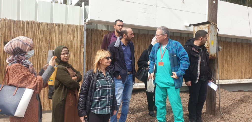 Dalia con varios médicos y paramédicos palestinos al llegar al hospital israelí Sheba-Tel Hashomer 