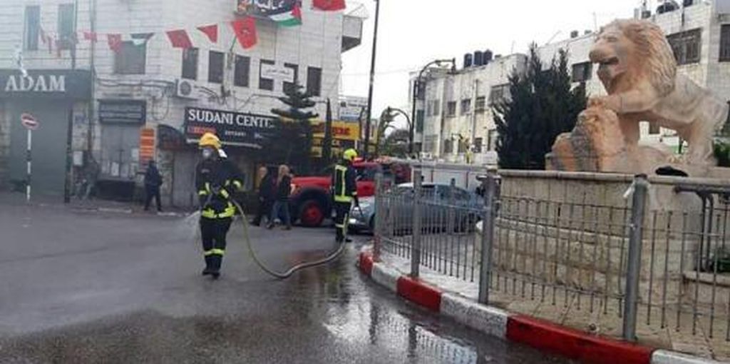 Fumigación de la plaza Manara en Ramallah Fumigación de la plaza Manara en Ramallah