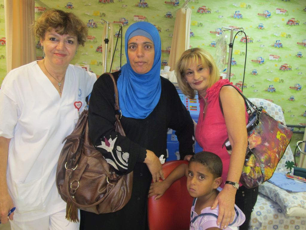 Dalia, ya años atrás, en el hospital Shaarei Tzedek, con una madre palestina y su hijo atendidos allí, y una de las enfermeras israelíes