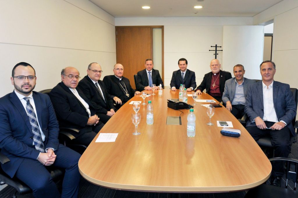 De izquierda a derecha: Rabino Max Godet de la Kehila, Monseñor Arturo Fajardo (Obispo de San José y Presidente de la Conferencia Episcopal del Uruguay), Rabino Daniel Dolinsky de la NCI , Arzobispo de Montevideo Cardenal Daniel Sturla, Secretario de Presidencia Álvaro Delgado, Subsecretario de Presidencia Rodrigo Ferres,  Obispo Daniel Genovesi de la Iglesia Anglicana , el Pastor Pedro Lapadjian de la Iglesia Evangélica Armenia y el Presidente del Comité Central Israelita Samy Canias.