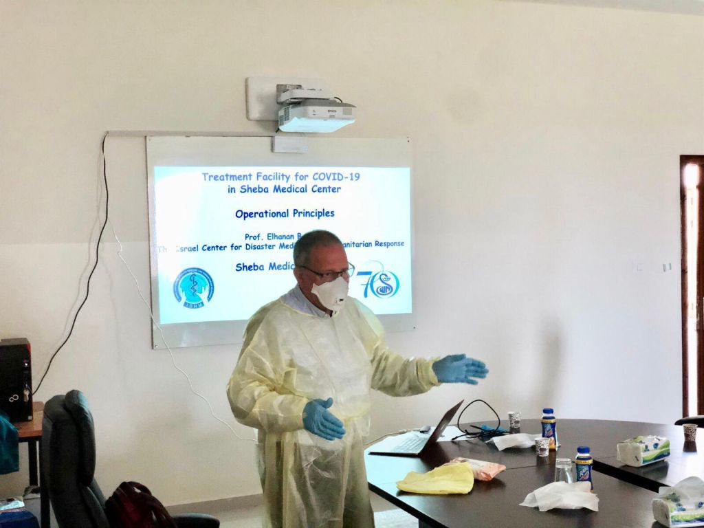 Profesor Elhanan Bar-On en una capacitación a médicos palestinos de Cisjordania en Sheba-Tel Hashomer. No hay foto de la reunión en la frontera con Gaza.