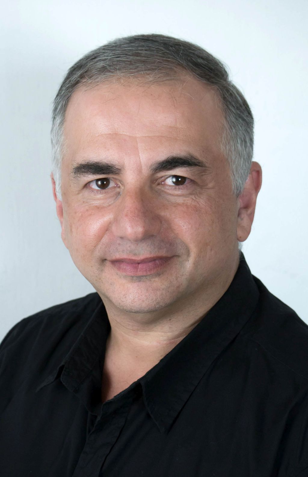 Ariel Jerozolimski nació en Montevideo en 1965 y vive en Israel desde 1984. Trabajó desde 1990 como fotógrafo freelance para medios israelíes e internacionales Fue el Fotógrafo Jefe del The Jerusalem Post entre 1999 y 2010. Además, es guía turístico licenciado en inglés, español y portugués y organiza tours fotográficos. Ariel Jerozolimski nació en Montevideo en 1965 y vive en Israel desde 1984. Trabajó desde 1990 como fotógrafo freelance para medios israelíes e internacionales Fue el Fotógrafo Jefe del The Jerusalem Post entre 1999 y 2010. Además, es guía turístico licenciado en inglés, español y portugués y organiza tours fotográficos.