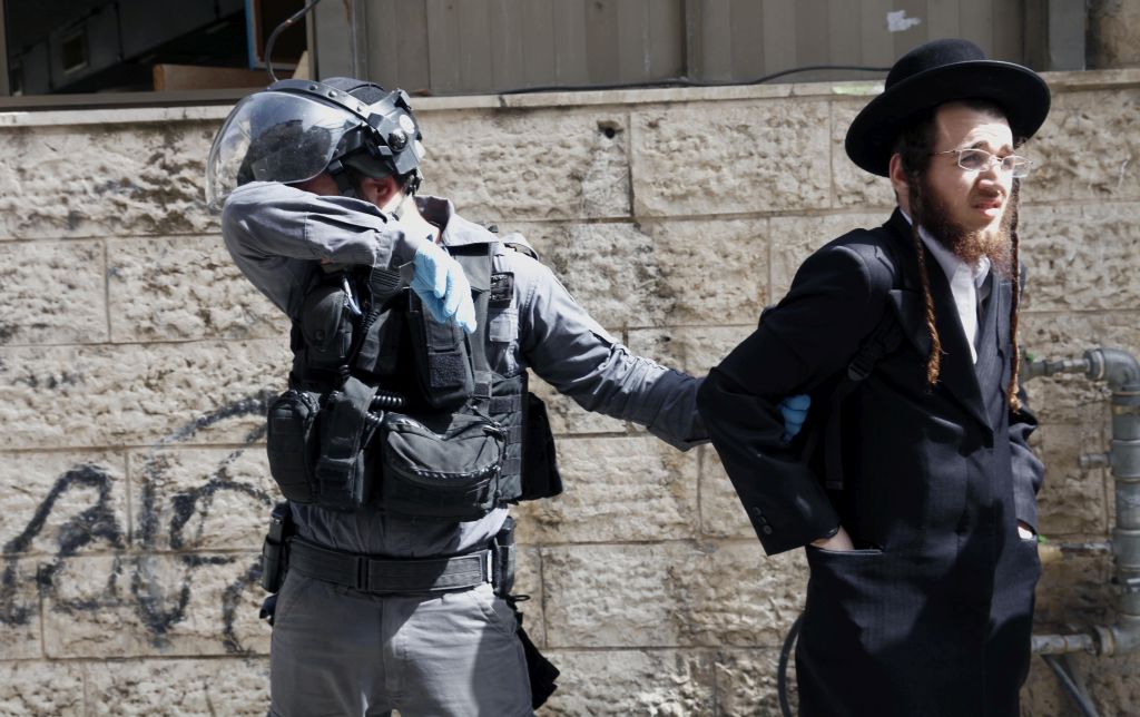 Frenando a los extremistas en Mea Shearim (Foto: Ariel Jerozolimski)