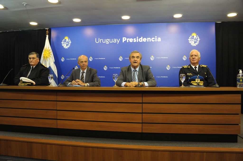 De izquierda a derecha: El  Comandante en Jefe de la Armada Nacional Jorge Wilson, el Ministro de Defensa Nacional Javier Garcia, el Ministro del Interior Jorge Larrañaga y el director de la Policía Nacional Diego Fernández.