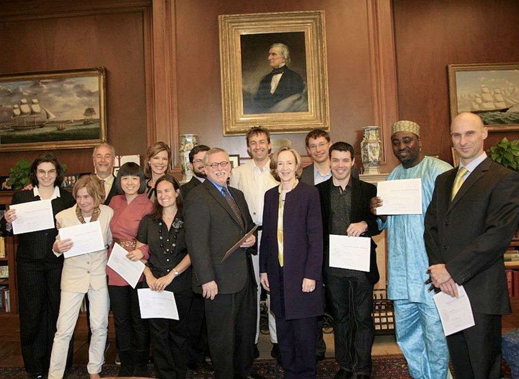 En 2010, entrega de diplomas a cargo de la presidenta del MIT Susan Hockfield junto al grupo internacional de becarios Knight 2009/2010 en periodismo científico. En 2010, entrega de diplomas a cargo de la presidenta del MIT Susan Hockfield junto al grupo internacional de becarios Knight 2009/2010 en periodismo científico.