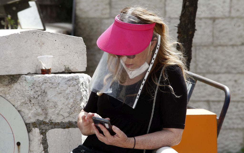 En el supermercado y en la calle, todo tipo de máscaras improvisadas (Foto: Ariel Jerozolimski) En el supermercado y en la calle, todo tipo de máscaras improvisadas (Foto: Ariel Jerozolimski)