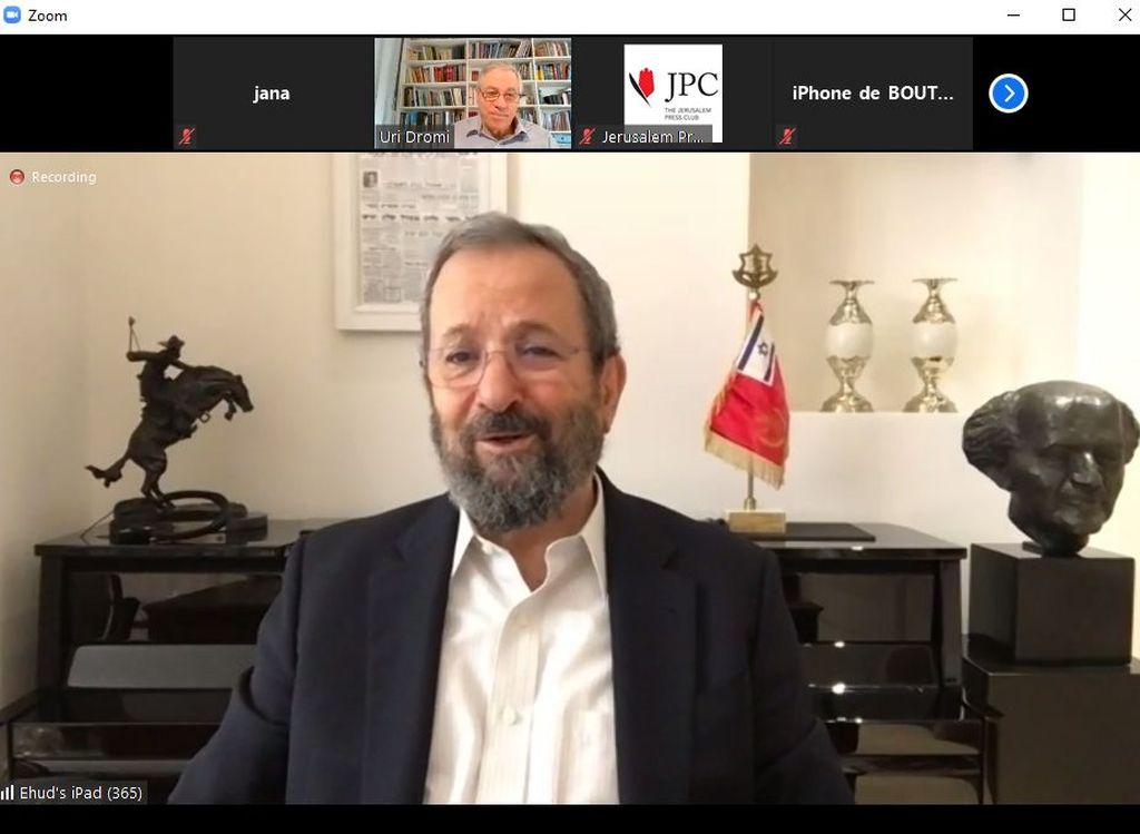 Ehud Barak, en el webinar del Jerusalem Press Club. El de la foto arriba es Uri Dromi, que encabeza el JPC