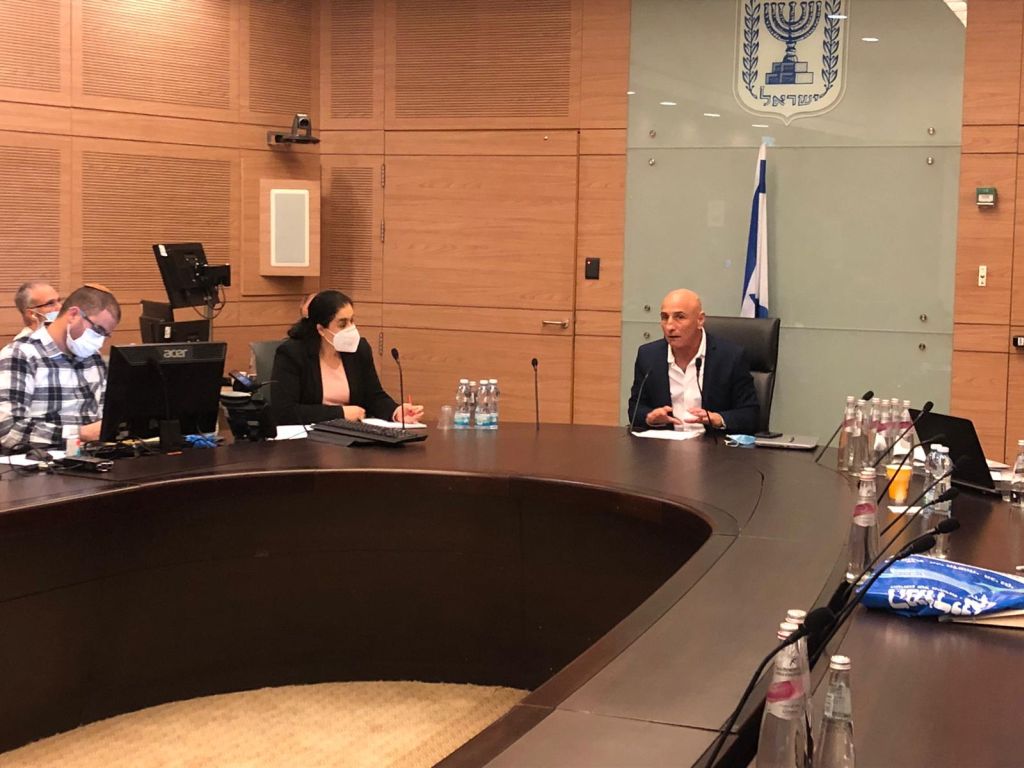 Ofer Shelah encabezando una reunión del Comité Corona en la Kneset (Foto: Kneset)