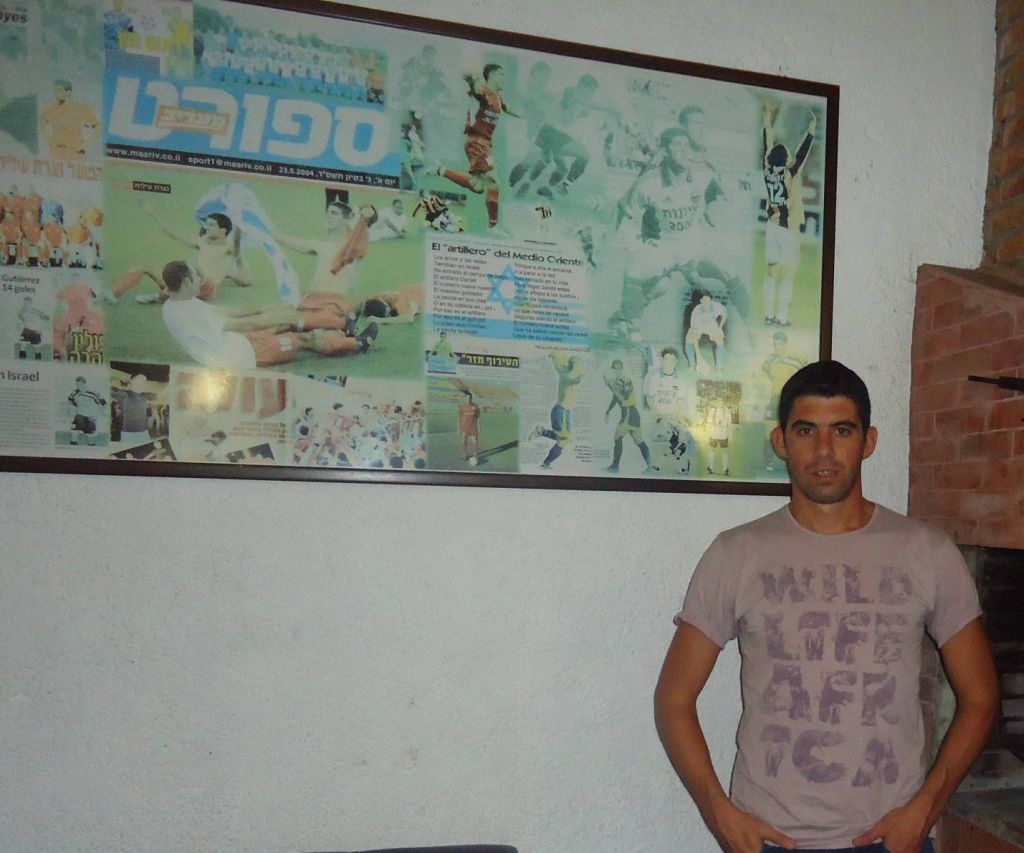 Daniel Gutiérrez, en una foto que le tomamos años atrás en su casa, junto a uno de los muchos recuerdos de sus años en Israel