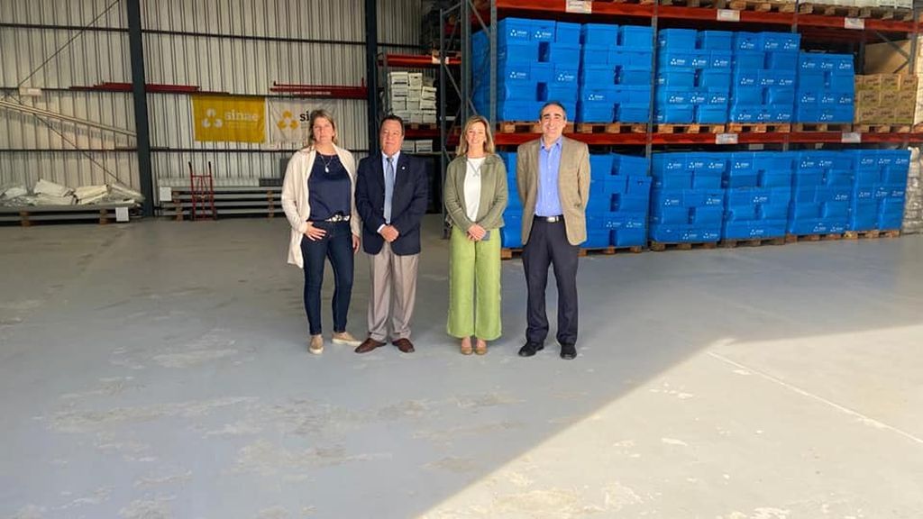 Andrés Yusupoff de B´nai B´rith (derecha), que hizo entrega de la donación, junto a la Sra. Lorena Ponce de León, al Cnel. Sergio Rico Director de SINAE y a la Sra. Leticia Lateulade de Delgado. Andrés Yusupoff de B´nai B´rith (derecha), que hizo entrega de la donación, junto a la Sra. Lorena Ponce de León, al Cnel. Sergio Rico Director de SINAE y a la Sra. Leticia Lateulade de Delgado.