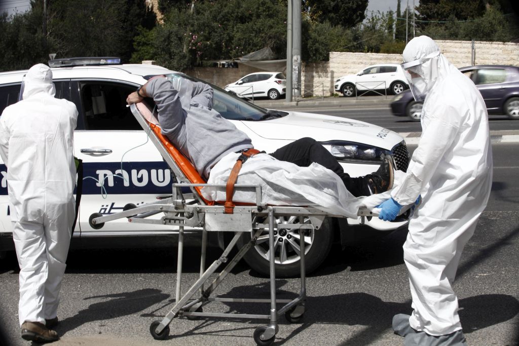 Un paciente con Coronavirus llegando al hospital Shaarei Tzedek de Jerusalem (Foto: Ariel Jerozolimski)