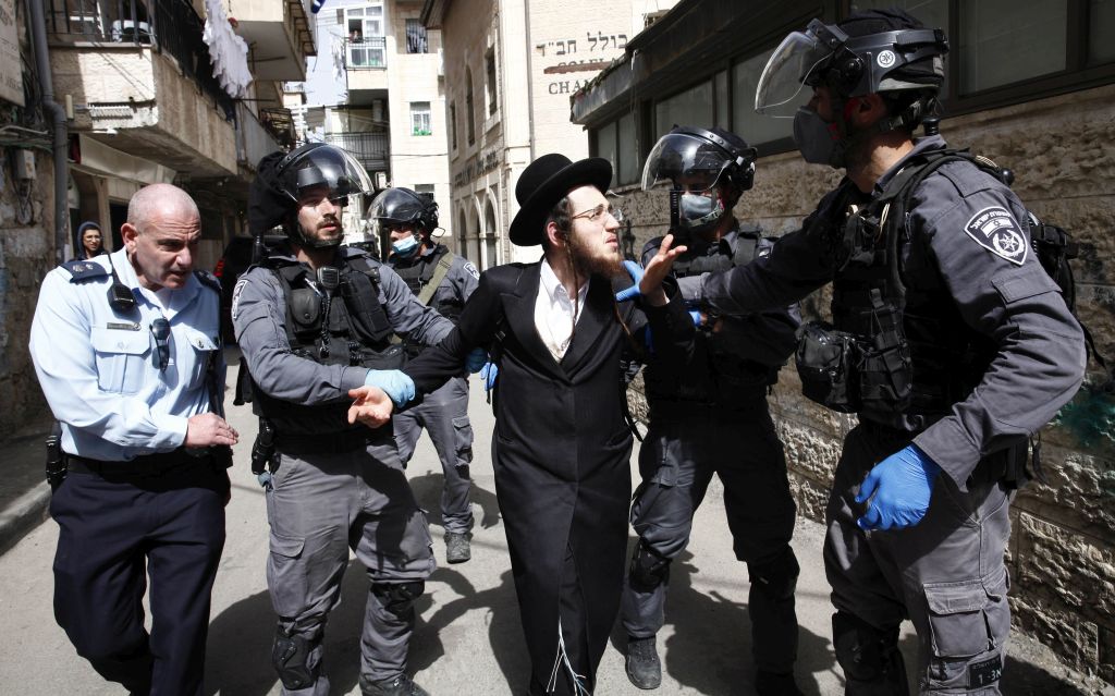 Operativo policial para hacer respetar las instrucciones del MSP, en el barrio Mea Shearim de Jerusalem (Foto: Ariel Jerozolimski)