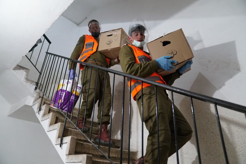 Soldados de Tzahal llevando alimentos a casas particulares en Bnei Brak (Foto: Dover Tzahal)