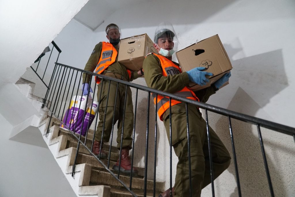 Soldados de Tzahal llevando alimentos a casas particulares en Bnei Brak (Foto: Dover Tzahal) Soldados de Tzahal llevando alimentos a casas particulares en Bnei Brak (Foto: Dover Tzahal)