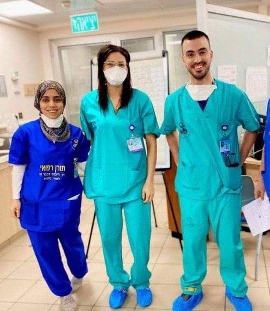 Tres médicos árabes en el Centro Médico Sheba-Tel Hashomer. De izquierda a derecha: la Dra. Amana Jabarin, la Dra. Suad Hajj Yehia y el Dr Hussein Mahajne, los tres, especialistas en distintas disciplinas.