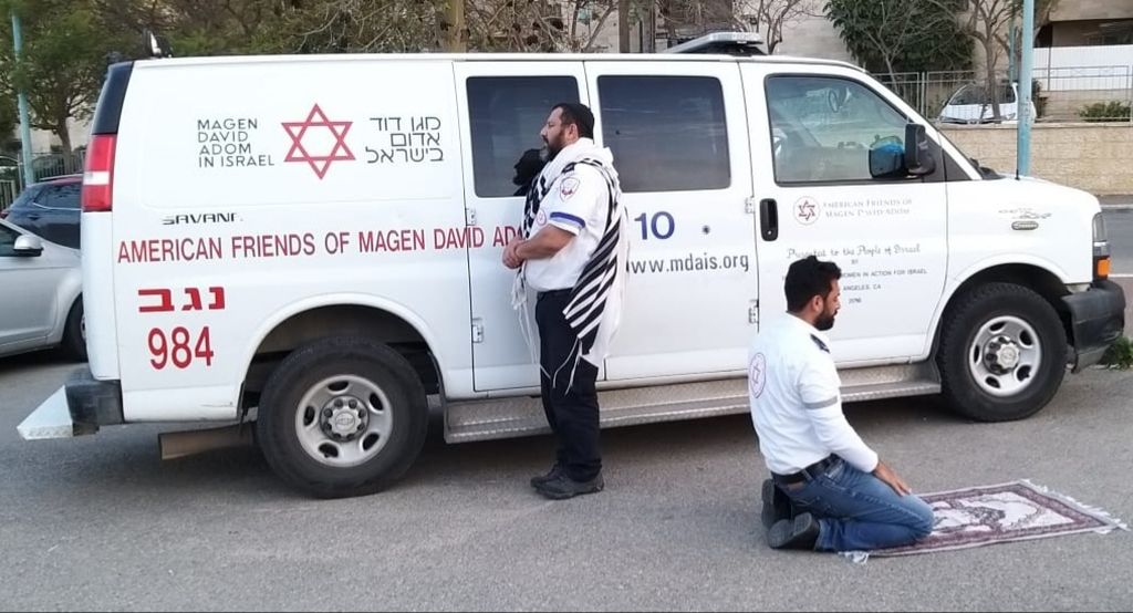 En un intervalo en el trabajo, un paramédico judío y otro musulmán oran juntos, aunque cada uno en otra dirección, El Musulmán hacia La Meca  y el judío hacia el Monte del Templo en Jerusalem