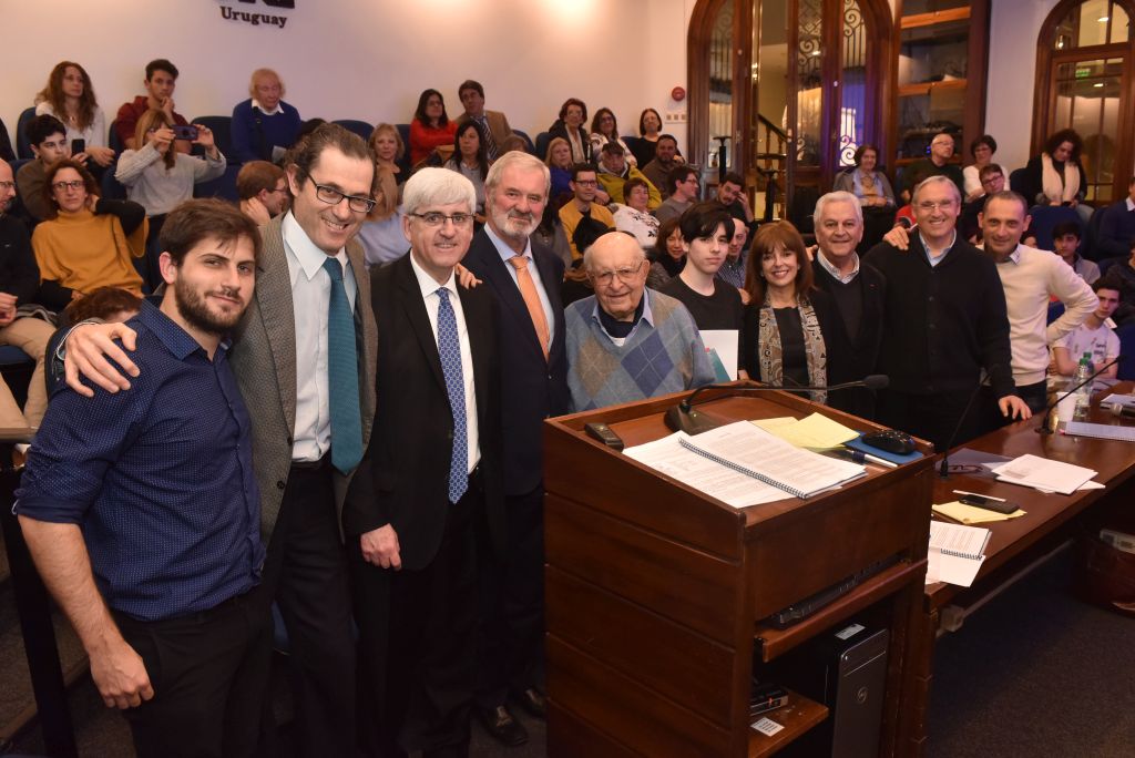 Bruno Ortiz, ya finalizado el certamen del año pasado. A su derecha, los tres miembros del jurado, la Profesora Ana Ribeiro, el periodista Ramiro Rodríguez Villamil y el Ing. Roberto Cyjon, junto a Moisés Bergstein. A la izquierda de Bruno, Isaac Borojovich, Artur Brunner, el maestro de ceremonias Gabriel Goldman, Jonás Bergstein y Nicolás Was, coordinador del certamen.